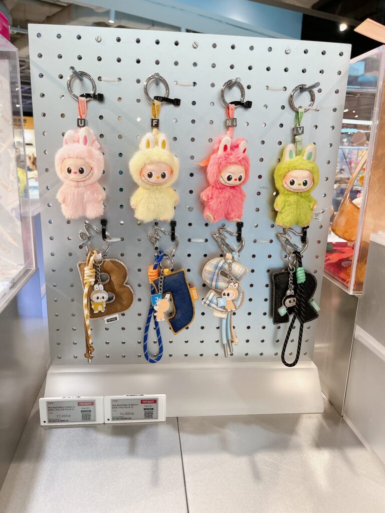 アイパークモール 龍山店
THE MONSTERSの「心のパスワードシリーズ」の人形キーホルダーもありました