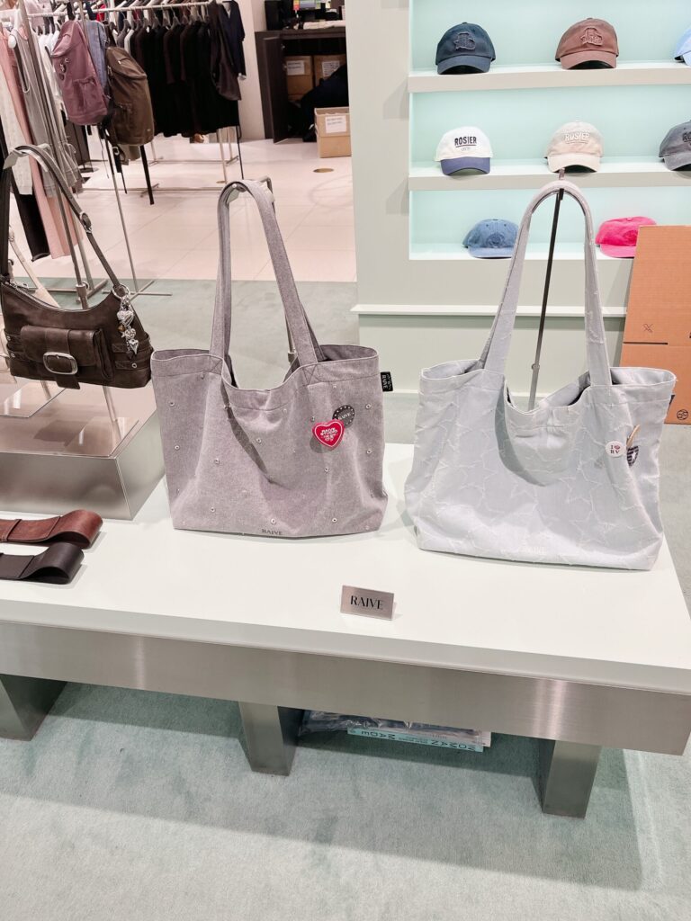 アイパークモール 龍山店 使いやす「RAIVE(レイブ)」そうなファブリックバッグもあります 「RAIVE(レイブ)」