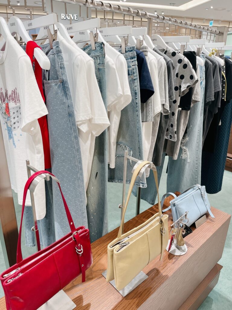 アイパークモール 龍山店 「RAIVE(レイブ)」 流行りのドットデザインも