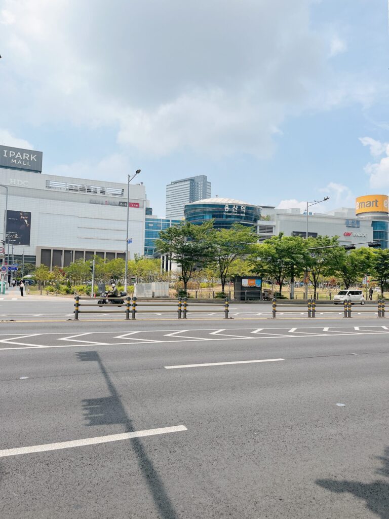 龍山駅に直結している巨大なショッピングモールである 「アイパークモール（I'PARK MALL）」です