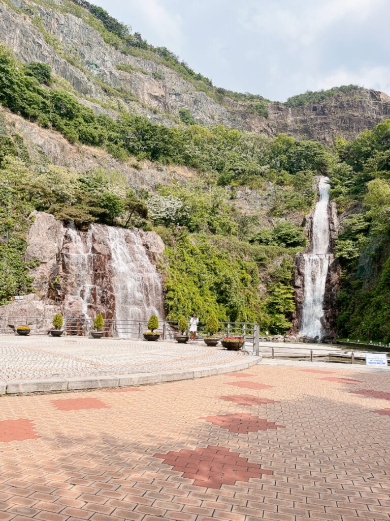 龍馬瀑布公園 『龍馬(ヨンマ)・青龍(チョンリョン)・白馬(ベンマ)』と名付けられた3つの人工滝が見どころです