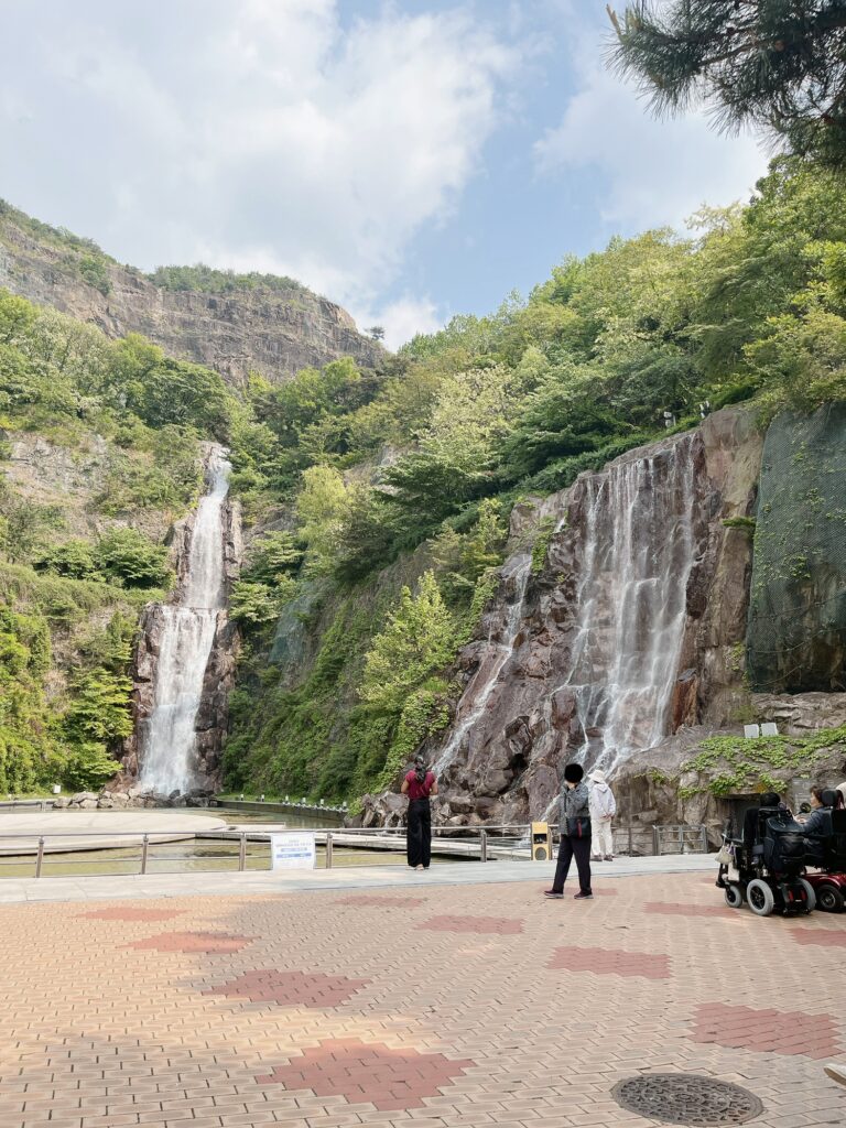 龍馬瀑布公園
滝の水量が大きな音を立てて、勢いよく放水されていました