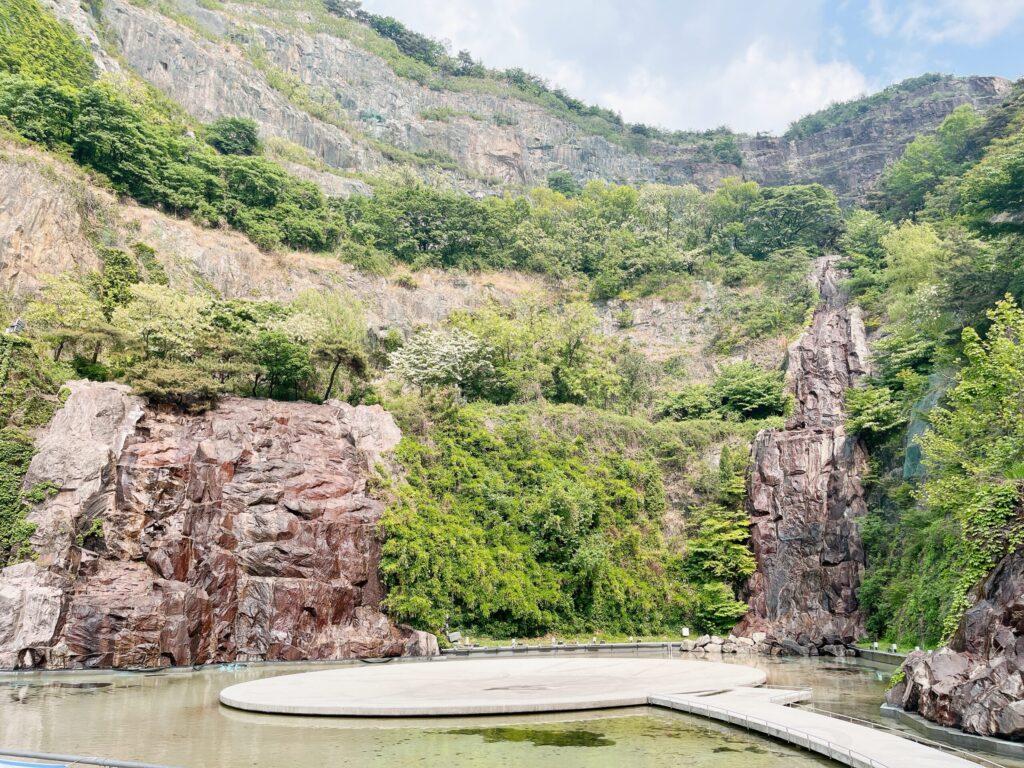 龍馬瀑布公園
3つの滝は水が流れていなくても壮大で迫力があります