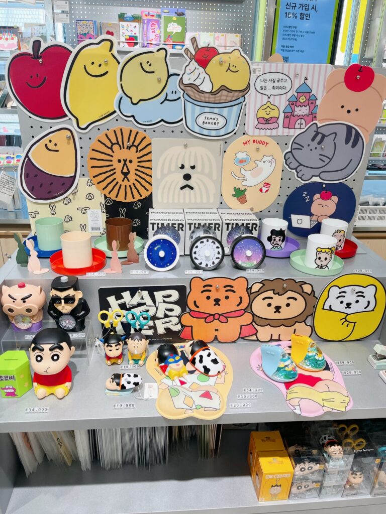 29CM HOME(イグホーム)
韓国雑貨やインテリア小物もあり、クレヨンしんちゃんまで
幅広いバリエーションです