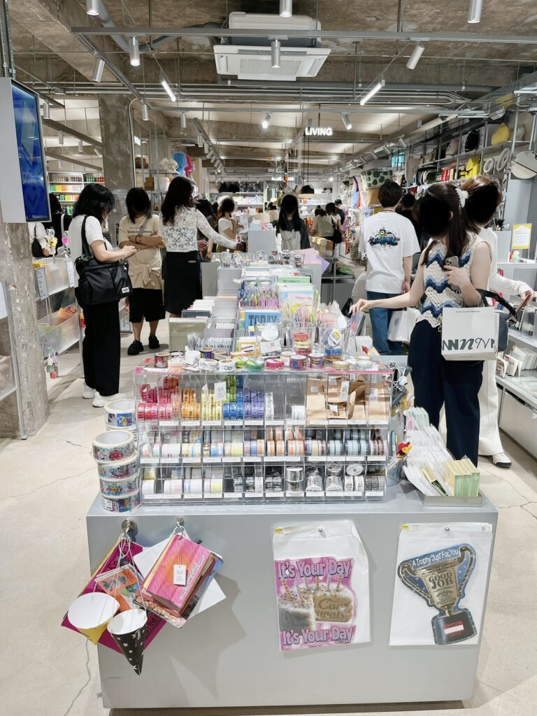 29CM HOME(イグホーム)
シックなワンフロアの広々した空間で
たくさんの人で賑わっています
