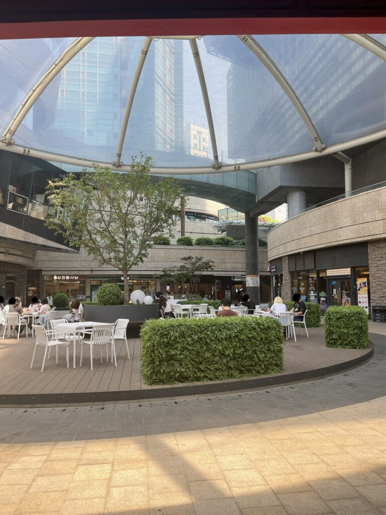 合井駅の地下から直結でアクセスできる大きな商業施設 「メセナポリスモール」です モールの地下1階にある「中央広場」、かつてはここの天井に カラフルな傘が吊るされていたと思われます