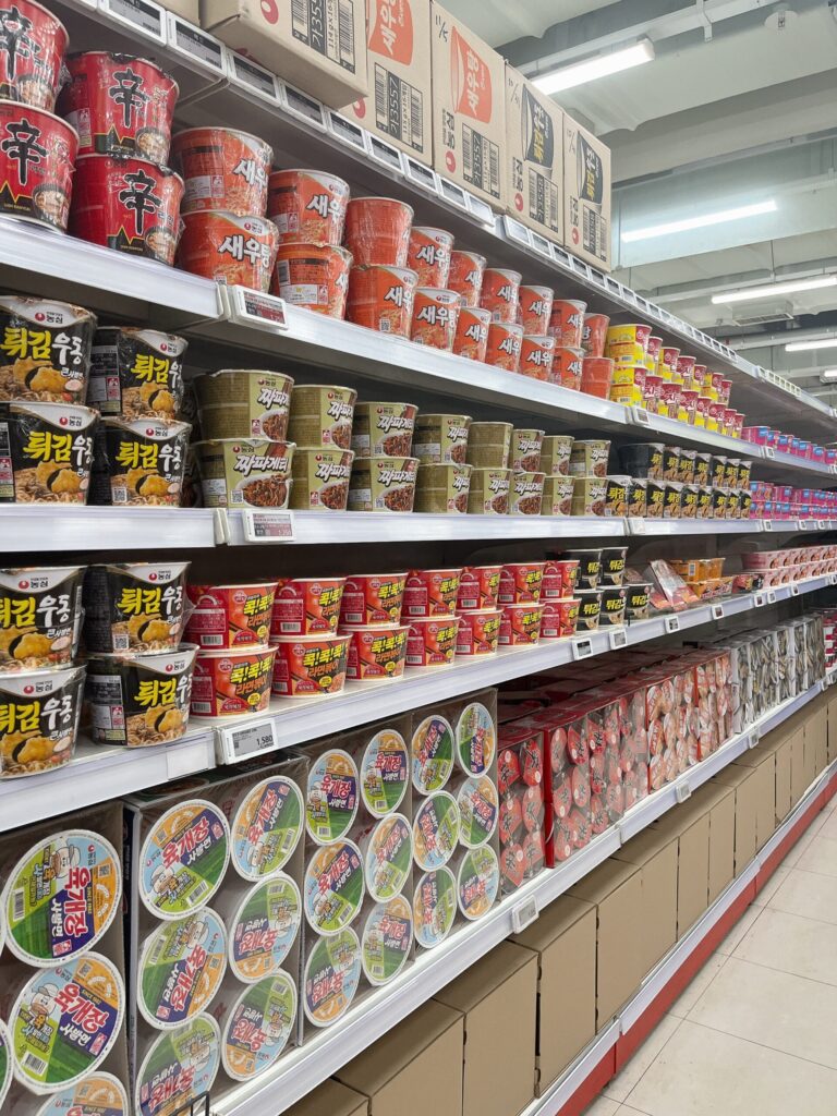 メセナポリスモール
ホームプラス
インスタントラーメンの売り場も広大で、
たくさんの種類が壁一面に並んでいます