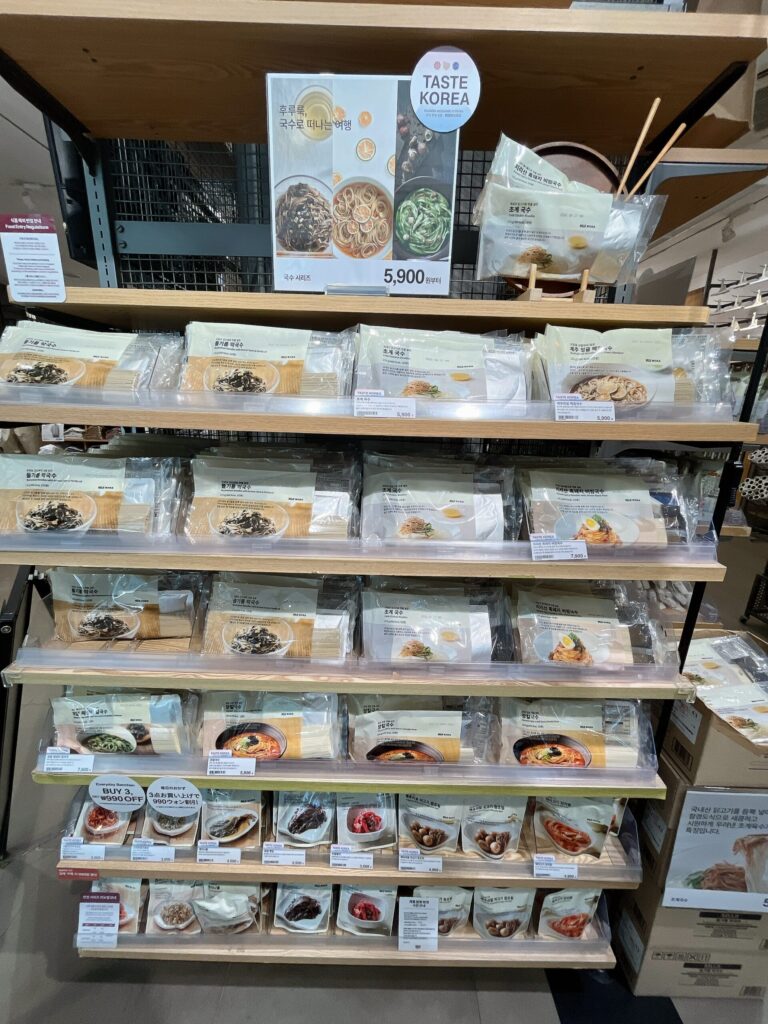 メセナポリスモール
無印良品「TASTE KOREA」シリーズ
本場の味わいが手軽に楽しめるカルグクスや、
香ばしい風味がクセになるエゴママッククスなどありました