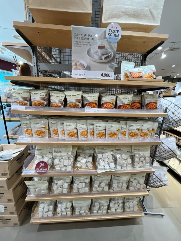 メセナポリスモール 無印良品「TASTE KOREA」シリーズ
インジョルミ（韓国のきな粉餅）の風味を優しく閉じ込めた「餅米モナカ」です