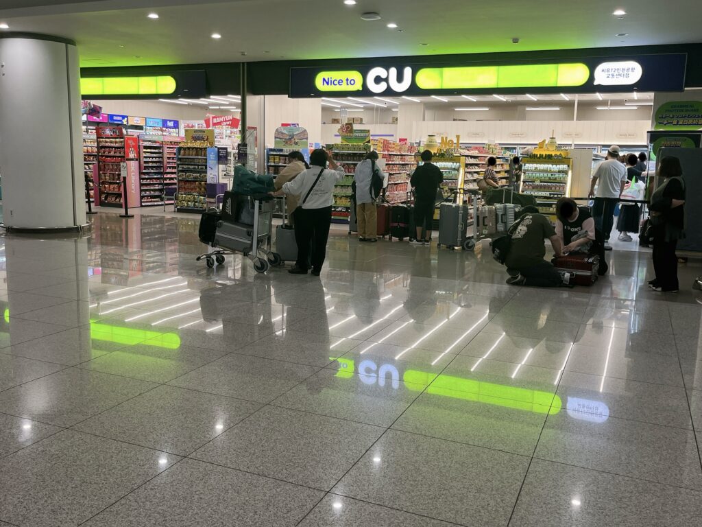 仁川空港第2旅客ターミナル（T2）の地下1階
CU T2仁川空港交通センター店
空港鉄道のすぐ近くで商品も豊富に揃っています