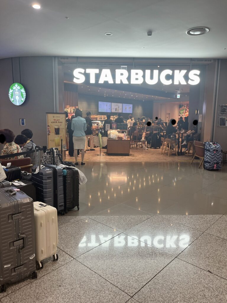仁川空港第2旅客ターミナル（T2）の地下1階スターバックス 仁川空港T2 B1店
空港鉄道改札の目の前でとても利用しやすい場所にあります
