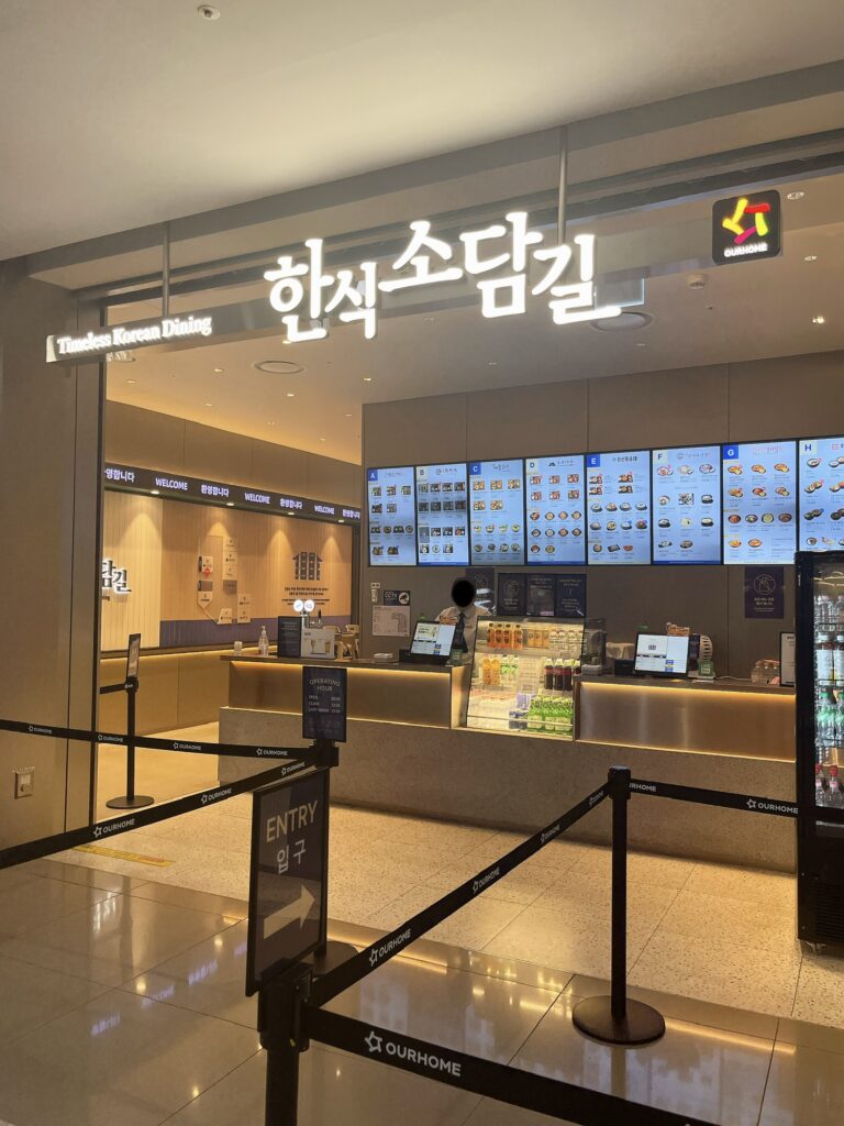 仁川空港第2旅客ターミナル（T2）の地下1階
リニューアルされた大型フードコート「韓食ソダムキル」
店内の有人カウンターです