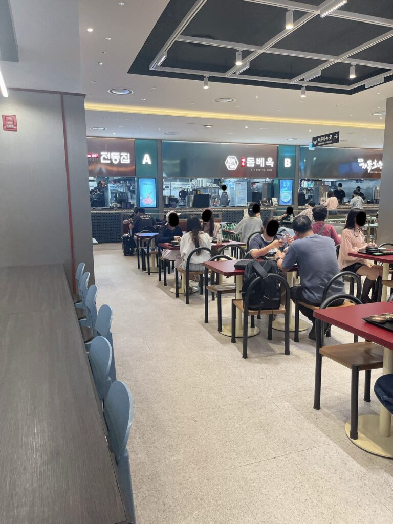 仁川空港第2旅客ターミナル（T2）の地下1階 ターミナル（T2）の地下1階 リニューアルされた大型フードコート「韓食ソダムキル」 カウンター席もあるので、ひとりでもまわりを気にせず食事しやすい雰囲気でした