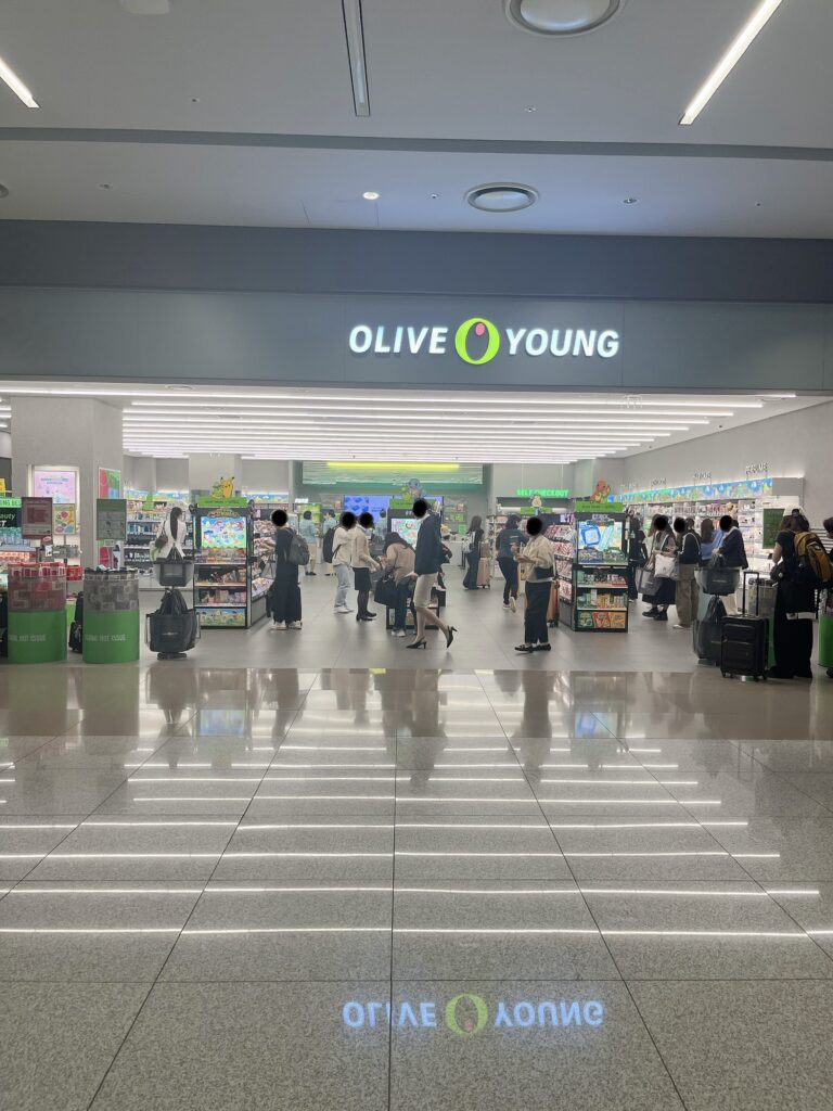 仁川空港第2旅客ターミナル（T2）の地下1階
オリーブヤング 仁川空港第2旅客ターミナル店
チェックイン前に購入できるとても便利なお店です