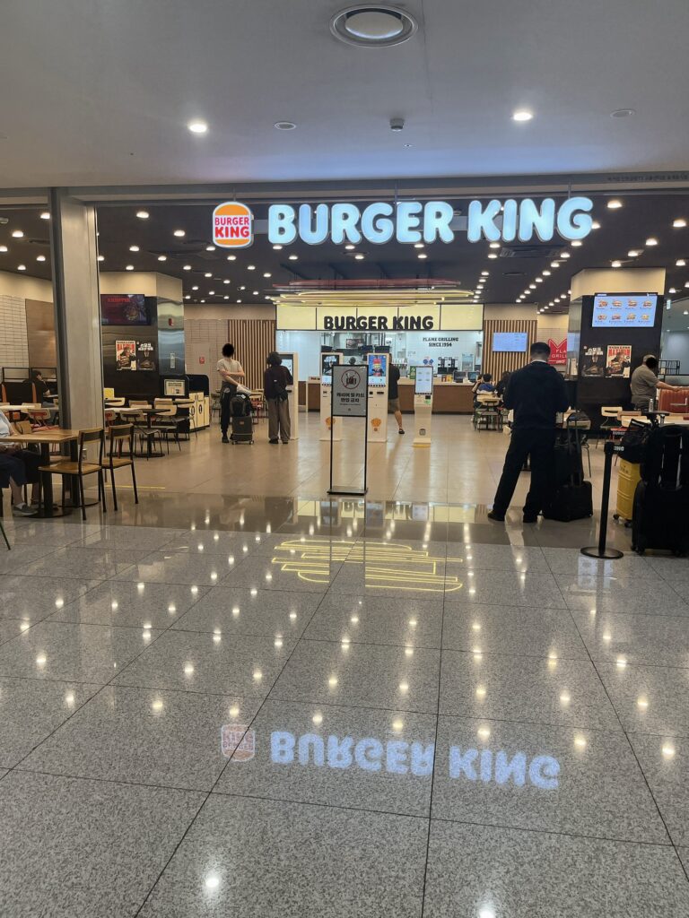仁川空港第2旅客ターミナル（T2）の地下1階
バーガーキング 仁川空港T2交通センター店
お馴染みのハンバーガーチェーンです