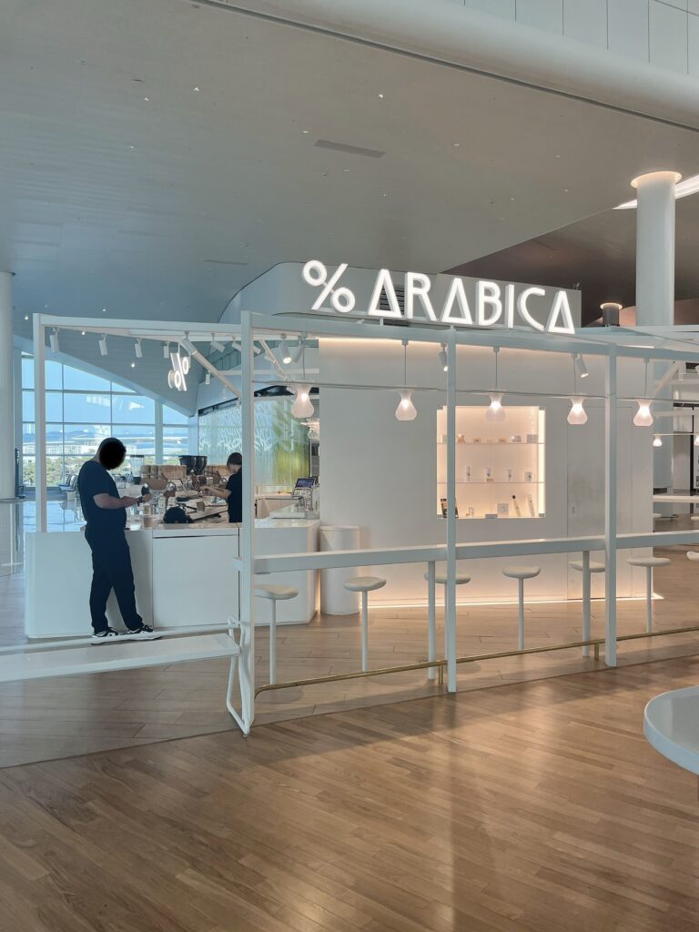 仁川国際空港 第2旅客ターミナル(T2)の免税エリア
スタイリッシュコーヒーショップ「% ARABICA(アラビカコーヒー)」
西側ウィングの奥のほう(209〜210番搭乗口付近)
に位置している素敵な穴場カフェです
