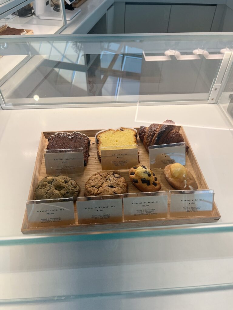 仁川国際空港 第2旅客ターミナル(T2)の免税エリア スタイリッシュコーヒーショップ「% ARABICA(アラビカコーヒー)」上品な焼き菓子もあります