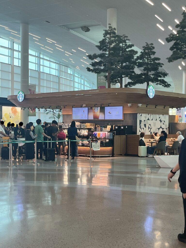 仁川国際空港 第2旅客ターミナル(T2)の免税エリア
スターパックスは列ができておりました