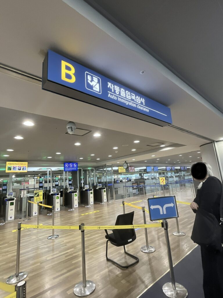 入国審査場内のSeSブースこのような専用の自動ゲートが見えてきます