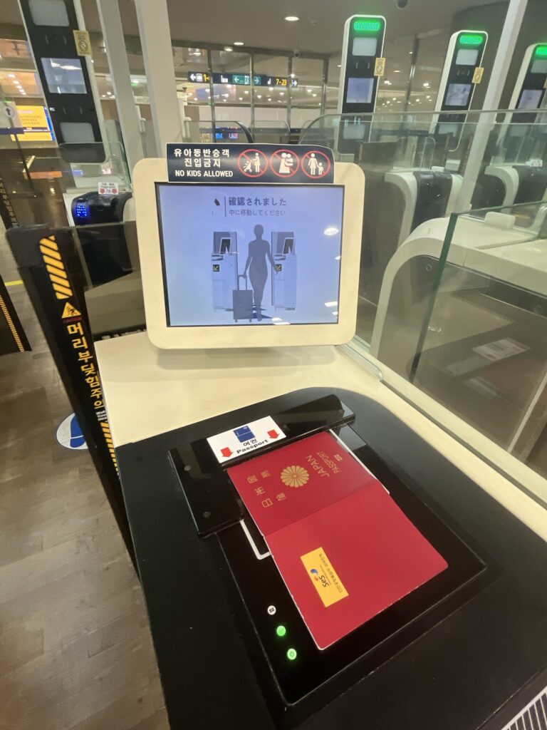 入国審査場内のSeSブースこのように、パスポートの顔写真ページを裏返して
ガラスのスキャナー面にピッと読み取らせます