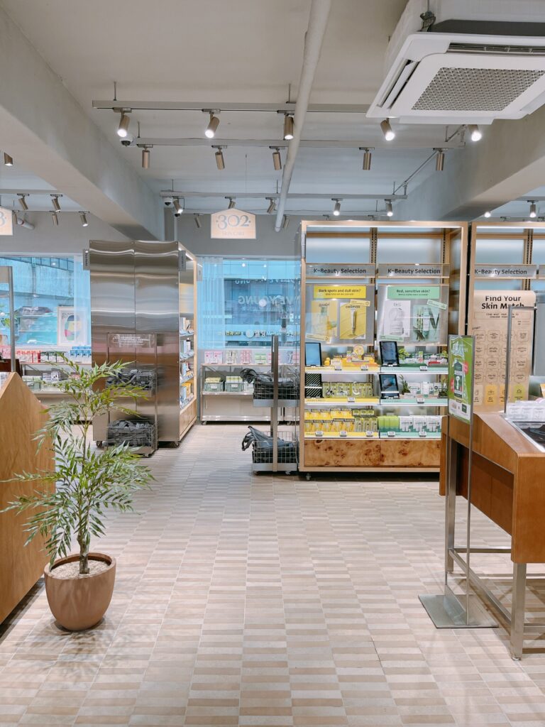 「オリーブヤング・ビューティーマンション聖水」3階の店内も広々していますので
ショッピングしながら待つこともできます
