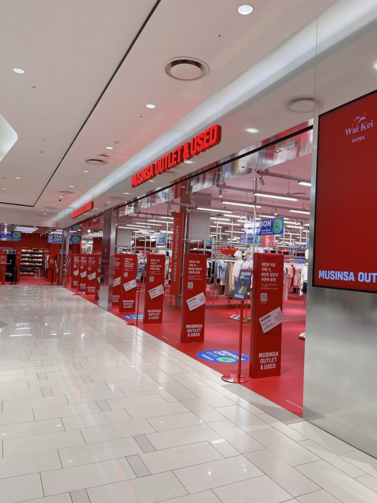ムシンサ アウトレット ロッテモール恩平店地下1階でひときわ目を引く赤を基調としたショップ入口