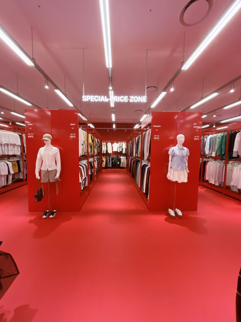 ムシンサ アウトレット ロッテモール恩平店目印の「SPECIAL PRICE ZONE」や80%OFFの表示がありました