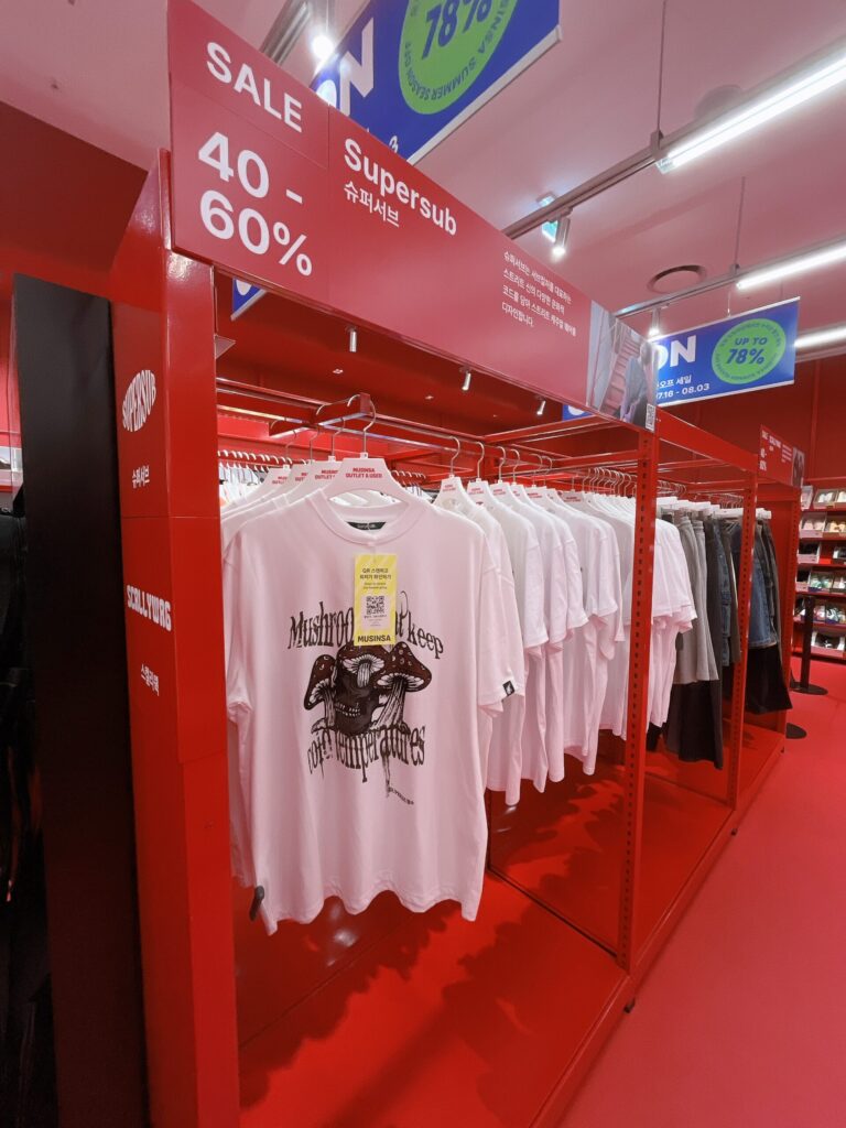 ムシンサ アウトレット ロッテモール恩平店韓国のストリートシーンでも人気のあるブランド
『SUPERSUB(スーパーサブ)』のコーナーです