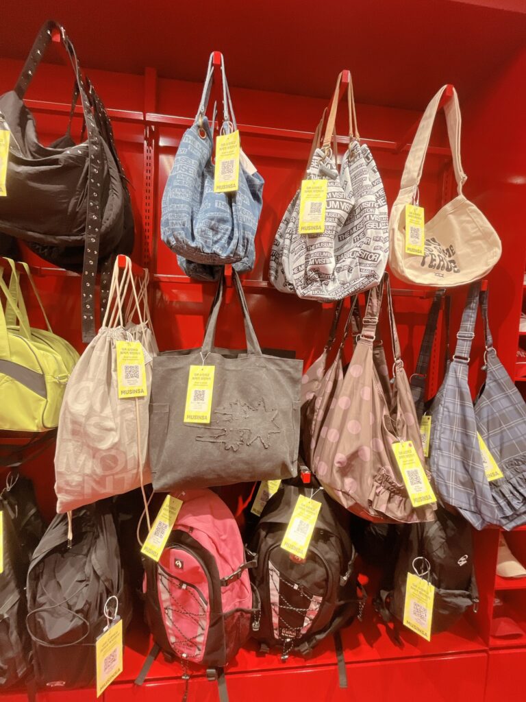 ムシンサ アウトレット ロッテモール恩平店リュックやちょうどいいサイズのファブリックバッグまであります