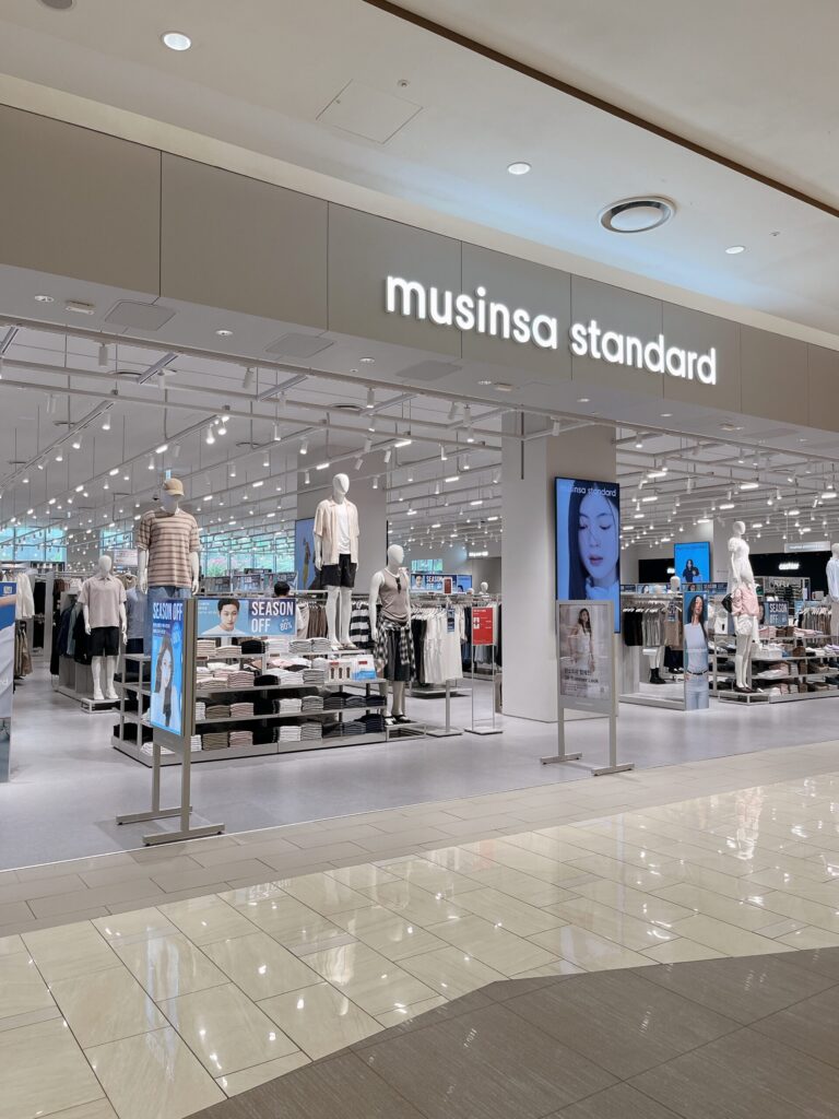 ムシンサ アウトレット ロッテモール恩平店1階には「MUSINSA STANDARD
(ムシンサ・スタンダード)」もオープンしました