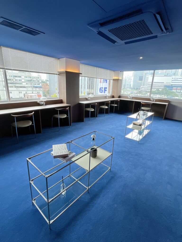 「TRANSIT LOUNGE 龍山」オープンラウンジスペースはドリンクを飲みながら快適な時間を過ごせます