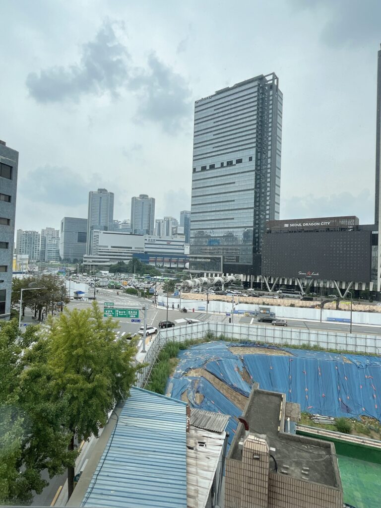「TRANSIT LOUNGE 龍山」大きな窓から龍山駅周辺の街並みを一望できる開放的なオープンラウンジです