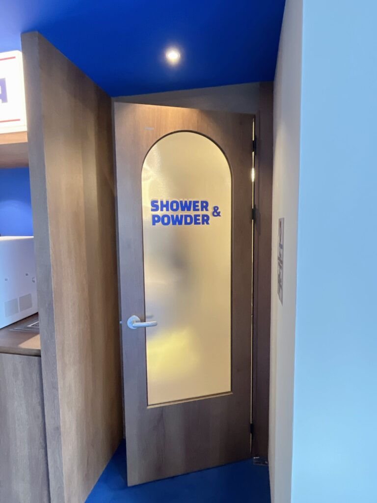 「TRANSIT LOUNGE 龍山」シャワー＆パウダールームが併設されています