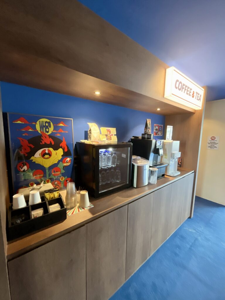 「TRANSIT LOUNGE 龍山」利用者が自由に楽しめる充実したドリンクバーコーナーが用意されています