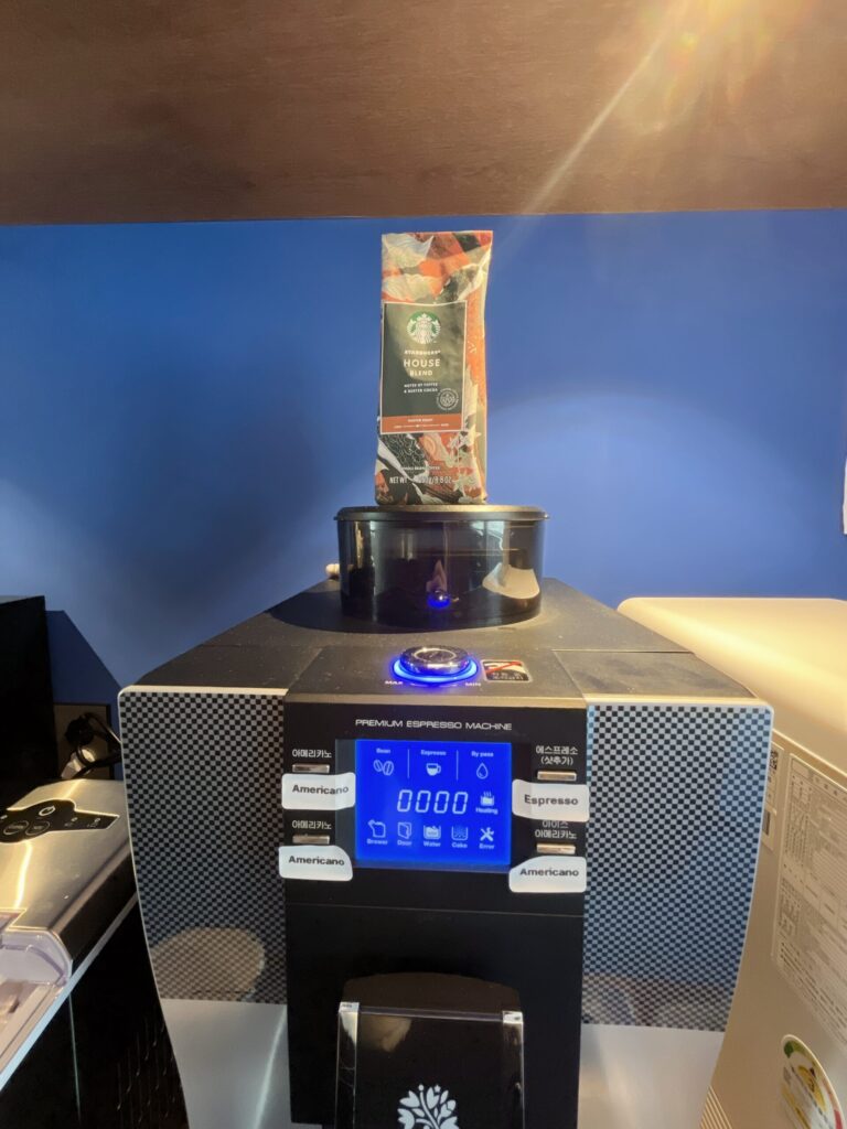 「TRANSIT LOUNGE 龍山」「スターバックス」のこだわりの豆でコーヒーを楽しめます