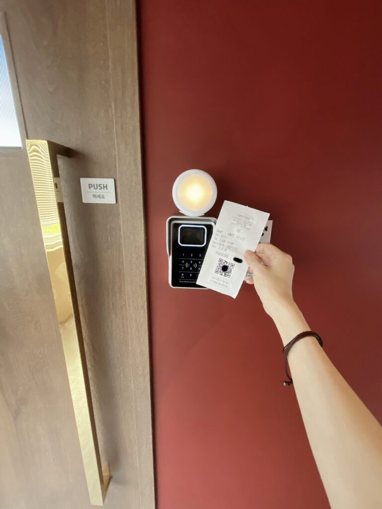 「TRANSIT LOUNGE 龍山」QRコードはセンサーに近づけすぎず、少し離してかざすと反応しやすかったです