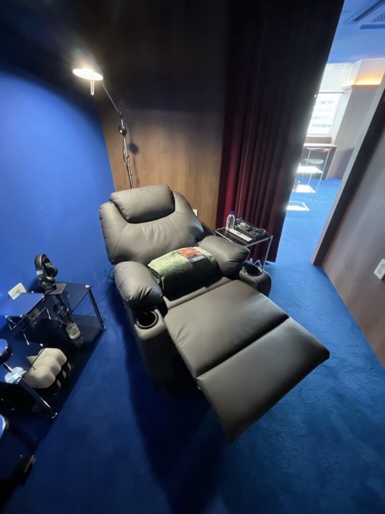 「TRANSIT LOUNGE 龍山」寝心地のよいフラットになるチェアーで快適な眠りにつけそうです
