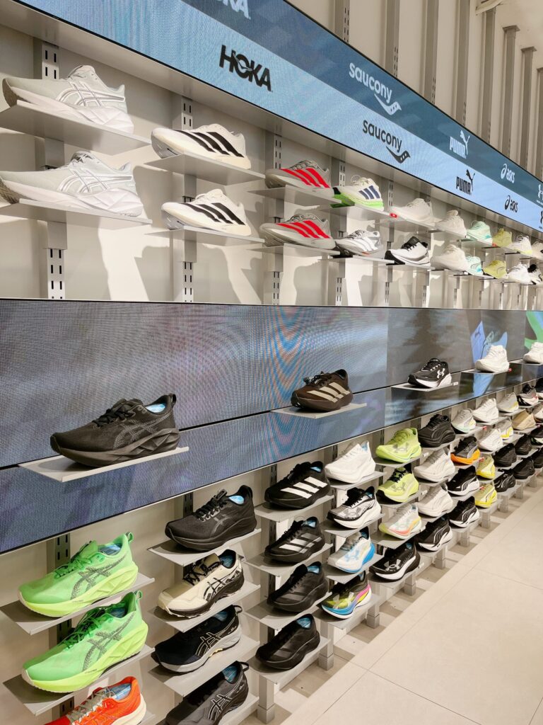 MUSINSA KICKS 弘大 弘大のメインストリート近くにあり、フロアごとに魅力がある 「MUSINSA KICKS 弘大店」です