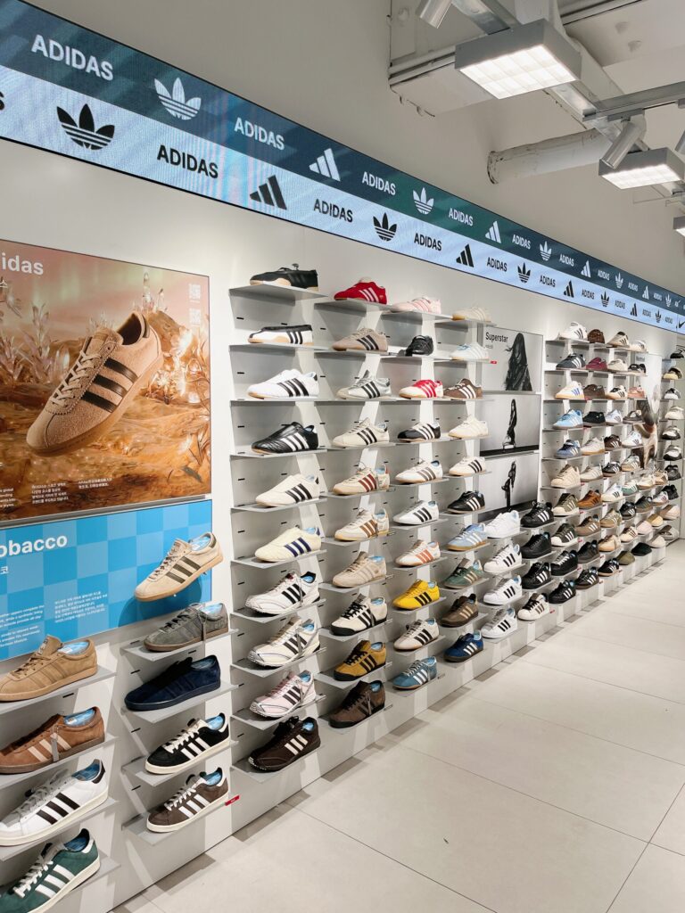 MUSINSA KICKS 弘大
壁一面をたくさんのスタイリッシュなスニーカーたちが
埋め尽くす「シューズウォール」