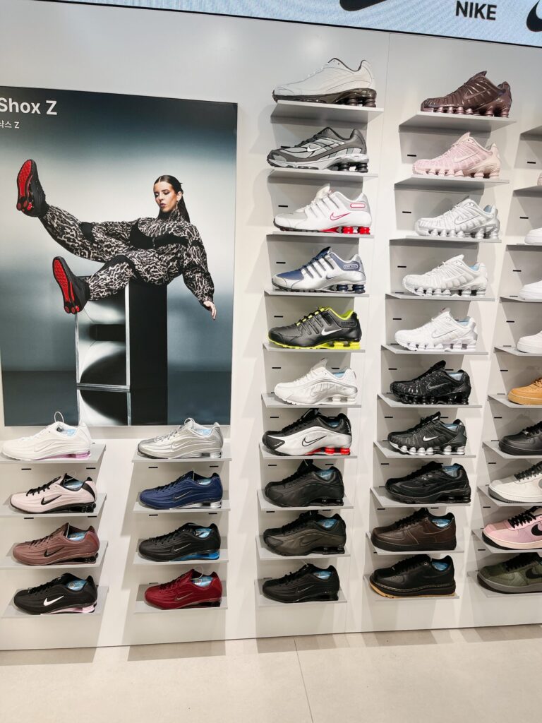 MUSINSA KICKS 弘大
アートのようにディスプレイされた注目のスニーカーたちがズラリと並んでいます