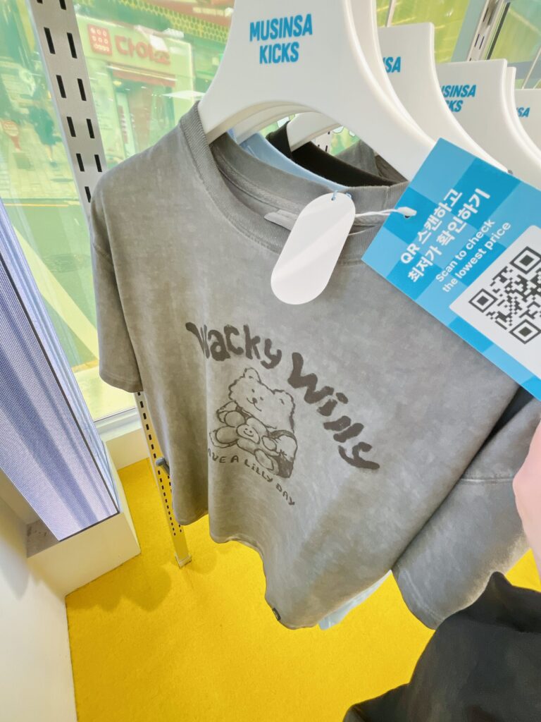 MUSINSA KICKS 弘大 とっても可愛いデザインのTシャツやポロシャツなど ウエアもありました