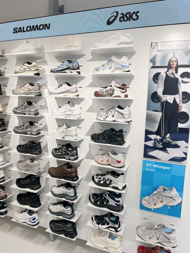 MUSINSA KICKS 弘大

「SALOMON（サロモン）」などもあり、
洗練されたモダンなデザインが素敵です