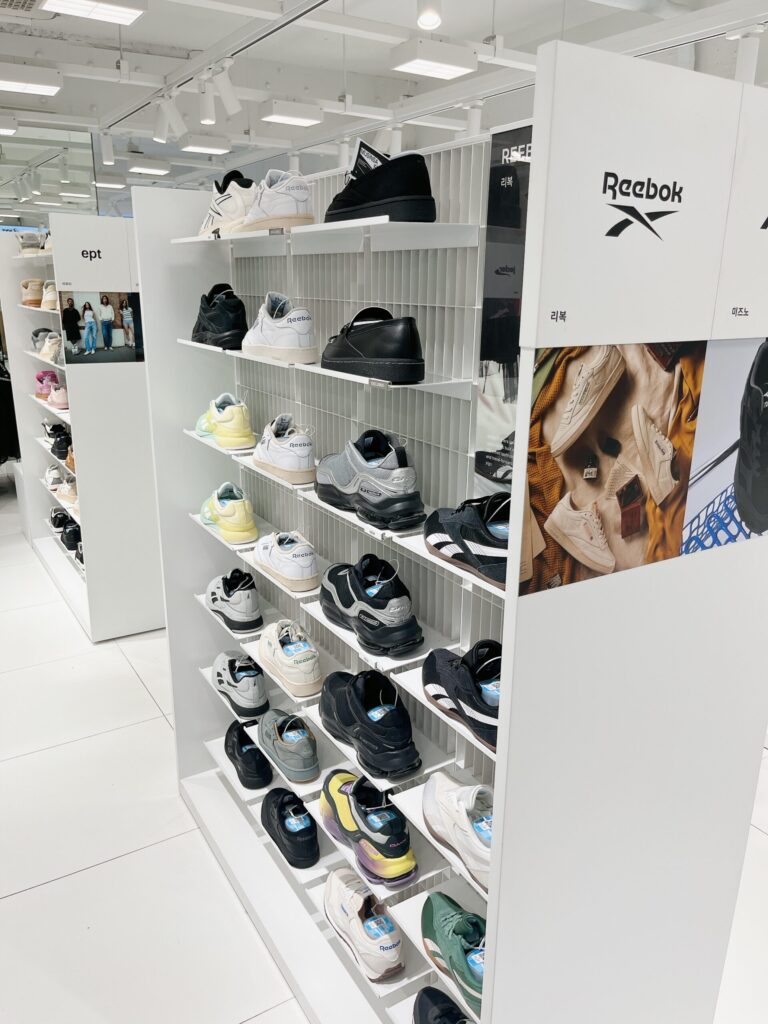 MUSINSA KICKS 弘大
「Reebok（リーボック）」のテック系がオシャレです