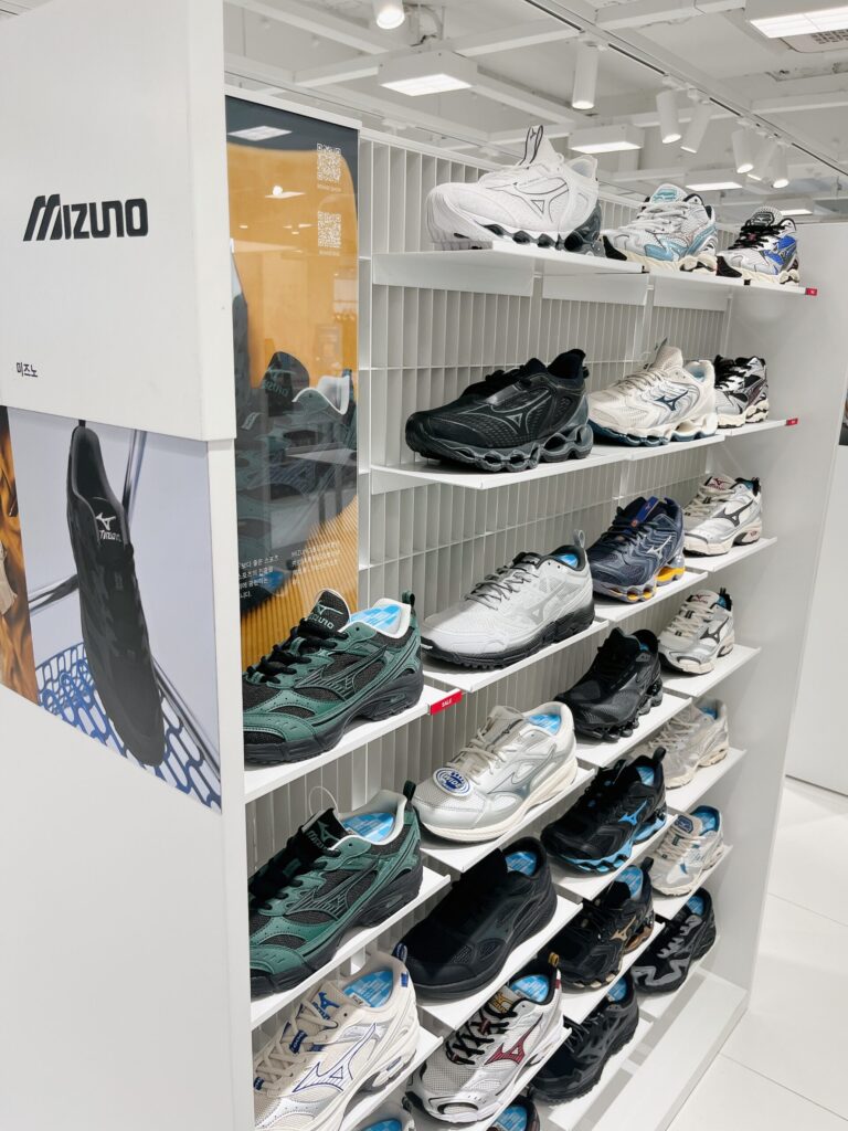 MUSINSA KICKS 弘大 「Mizuno（ミズノ）」のどこか渋くてレトロな格好良さがある スニーカーにテンションが上がります