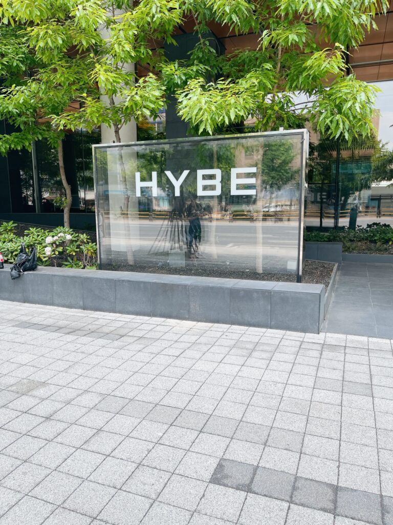世界的な人気アイドルが所属していることで知られる 「HYBE」の立派な事務所ビルの正面です