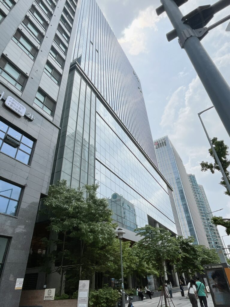 HYBE事務所外観
圧巻の迫力でファンのかたと思われるかたも多くいました