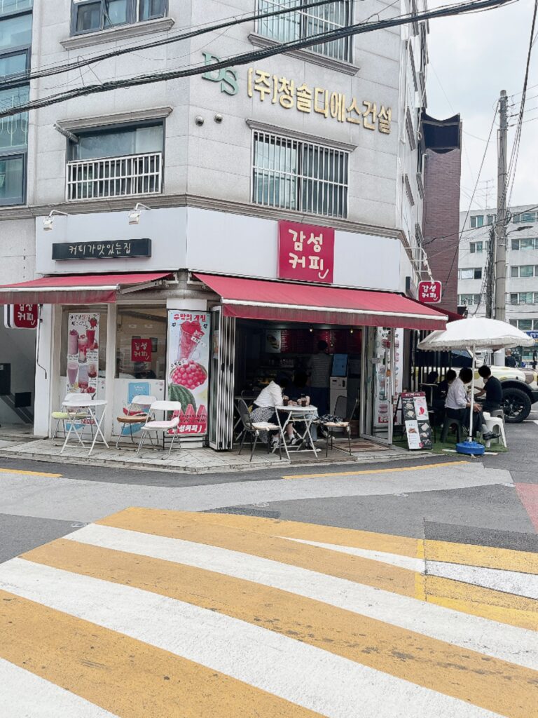 龍理団通り
レトロデザインの看板が目を引く「감성커피J」です