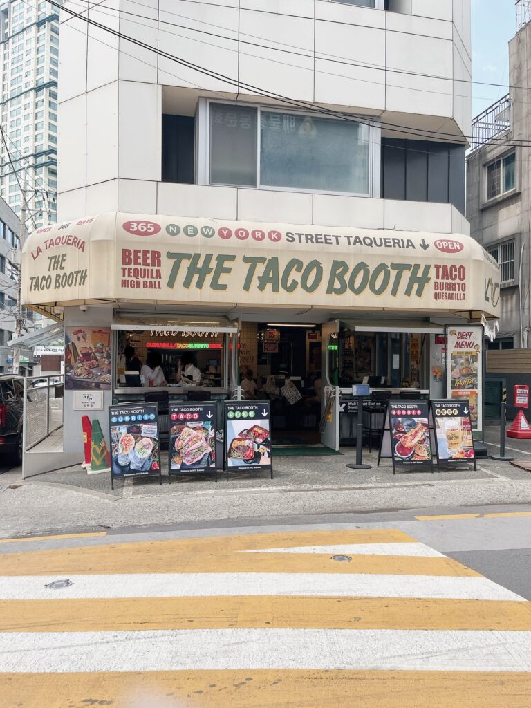 龍理団通り
グラフィックとネオンの装飾が目を惹くタコス専門店
「The Taco Booth（더타코부스）」です