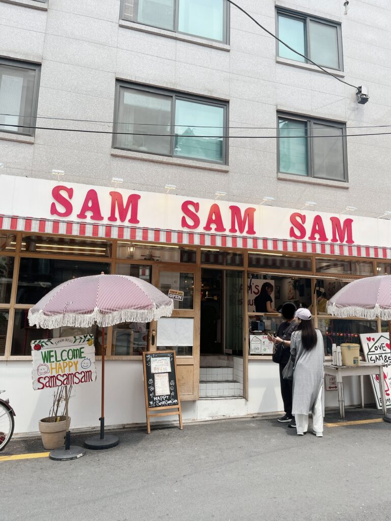龍理団通り
ヴィンテージアメリカンな世界観が素敵な
洋食レストラン「SAM SAM SAM」です