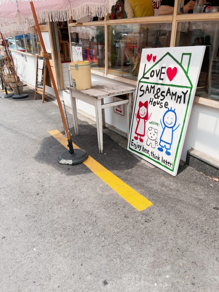 龍理団通り
お店の外で待っているお客さんのために、
自由に飲める冷たいドリンクが用意されていました